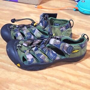 KEEN kids youth size 3 hiking sandals